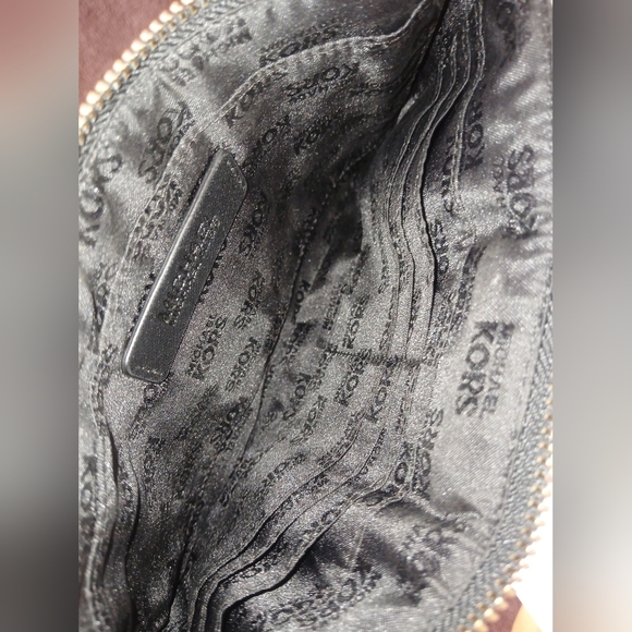 Michael Kors Black Bag With Pouch. - Picture 10 of 10